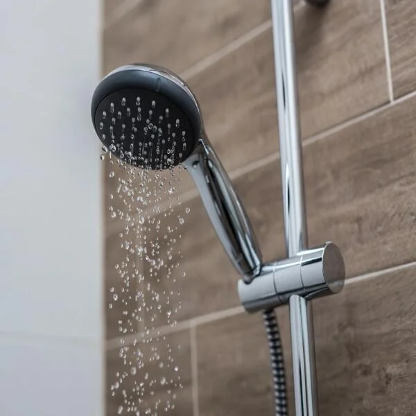 Máy nước nóng năng lượng mặt trời chảy yếu: Biểu hiện, Nguyên nhân và Cách khắc phục nhanh chóng
