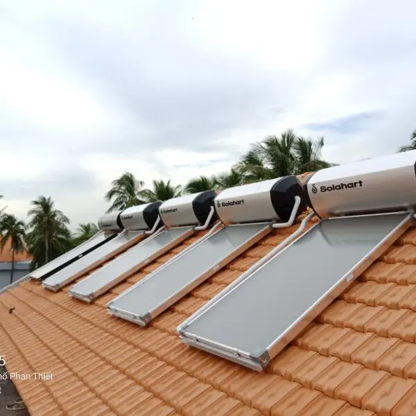 Có nên dùng máy nước nóng năng lượng mặt trời kết hợp điện? Lời khuyên từ chuyên gia