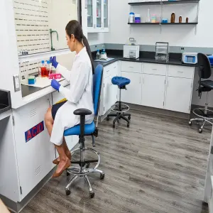Giải pháp ghế phòng sạch cho ngành dược phẩm, y tế và công nghệ sinh học