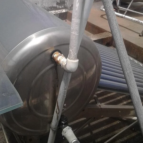 binh-nang-luong-mat-troi-bi-ro-nuoc