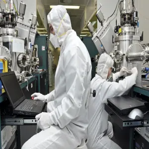 quan-ao-phong-sach-cho-kho-san-xuat-chip-1