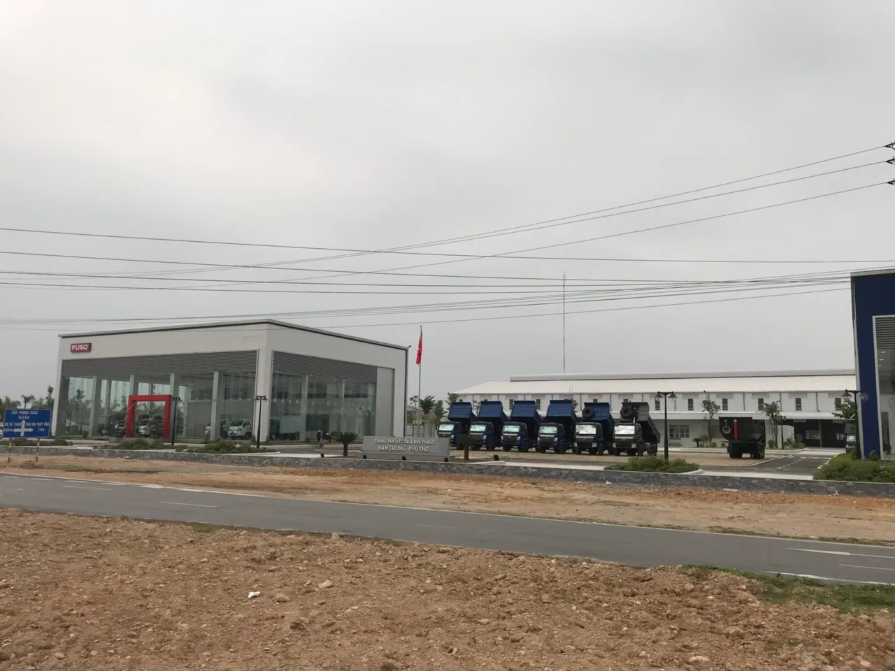 du-an-thi-cong-nha-thep-tien-che-showroom-thaco-nam-cuong-co-gi-dac-biet