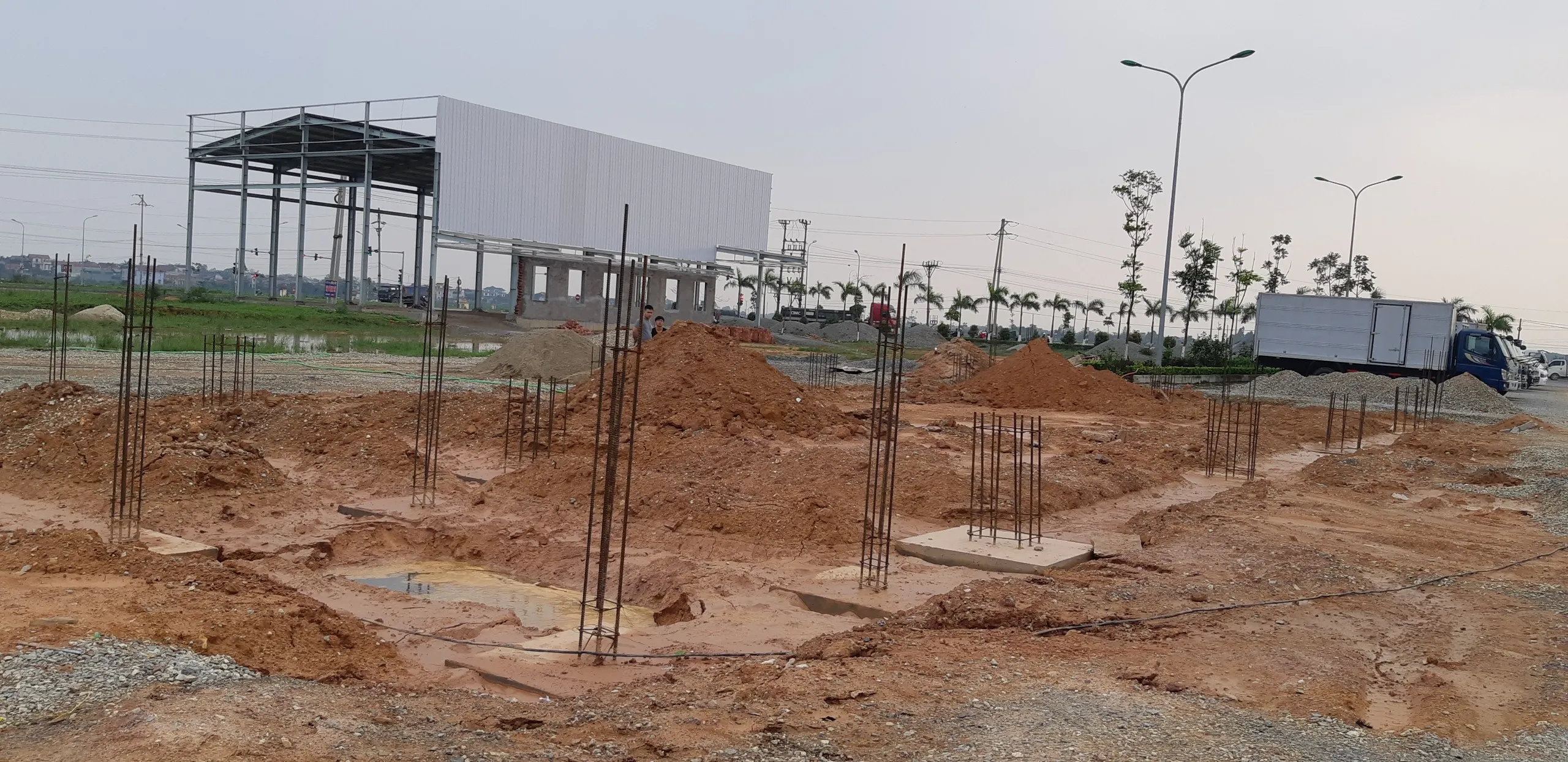 quy-trinh-thi-cong-nha-tien-che-showroom-o-to