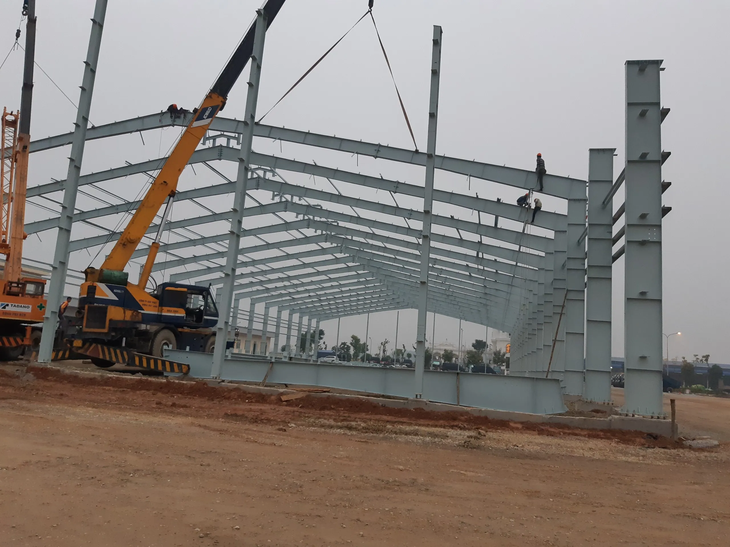 cau-tao-co-ban-cua-nha-khung-thep-tien-che-showroom