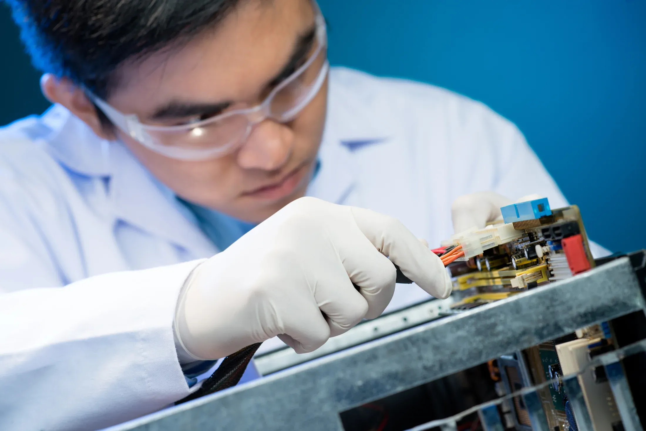 ung-dung-thuc-te-cua-gang-tay-nitrile-phong-sach-pacer