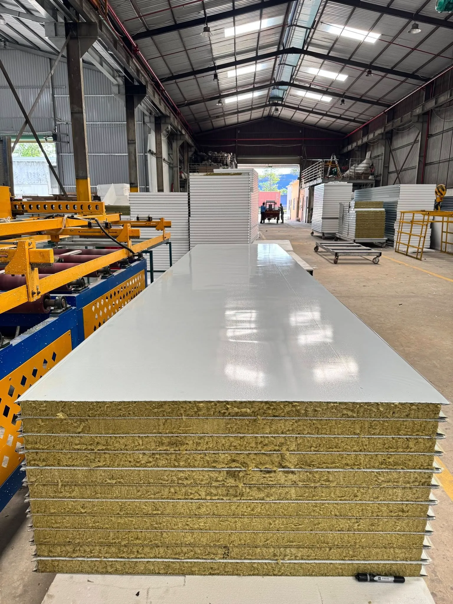 vach-ngan-panel-cach-nhiet-la-gi