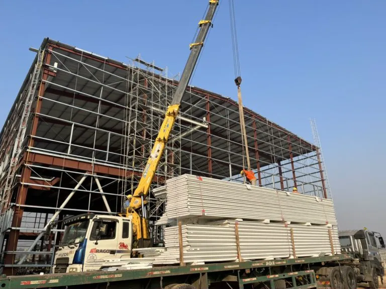 thi-cong-vach-panel-ngoai-troi