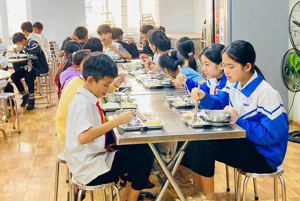 ung-dung-cua-may-bom-nhiet-cho-truong-hoc-noi-tru