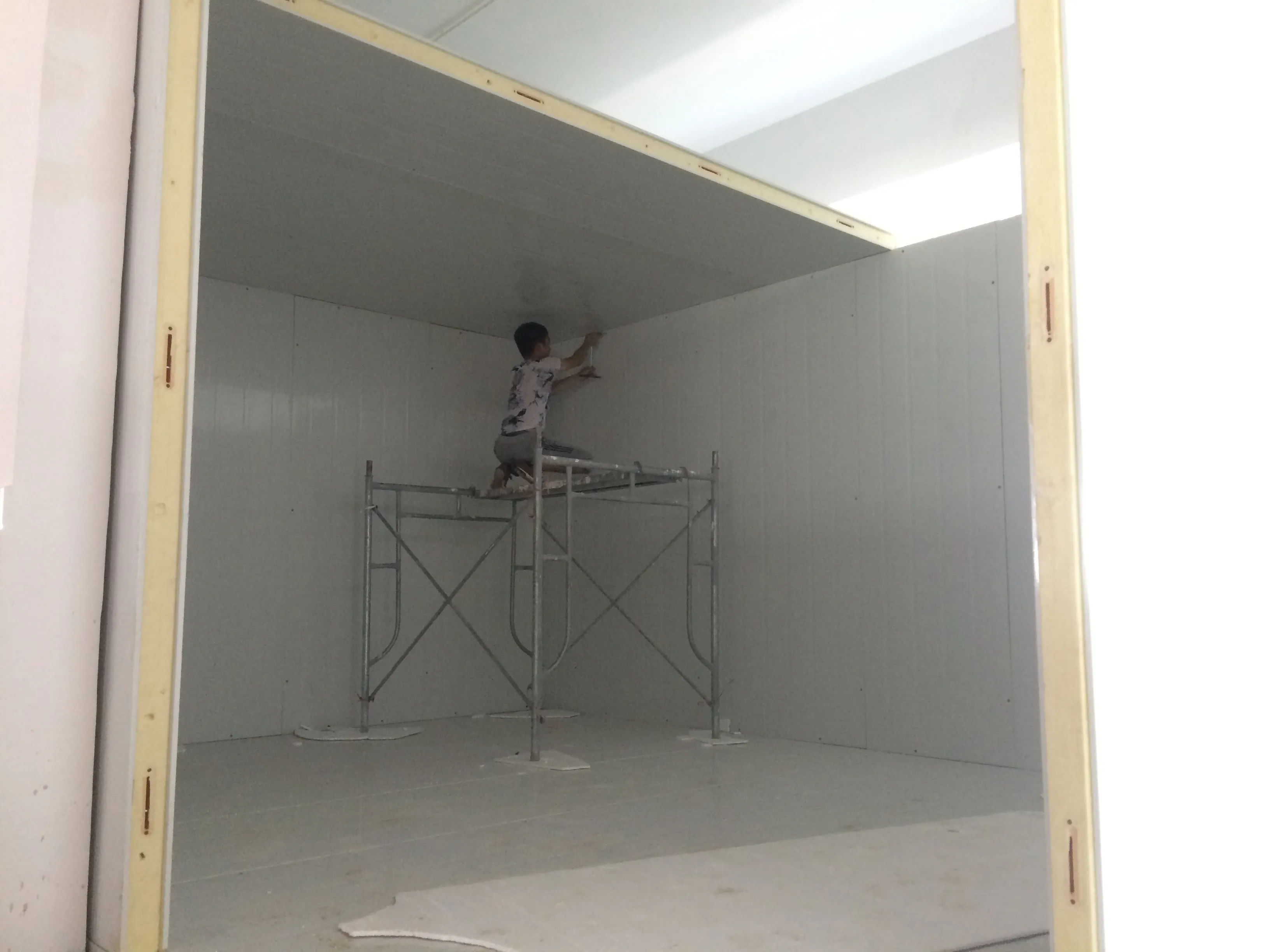 quy-trinh-thi-cong-tam-panel-lam-kho-lanh