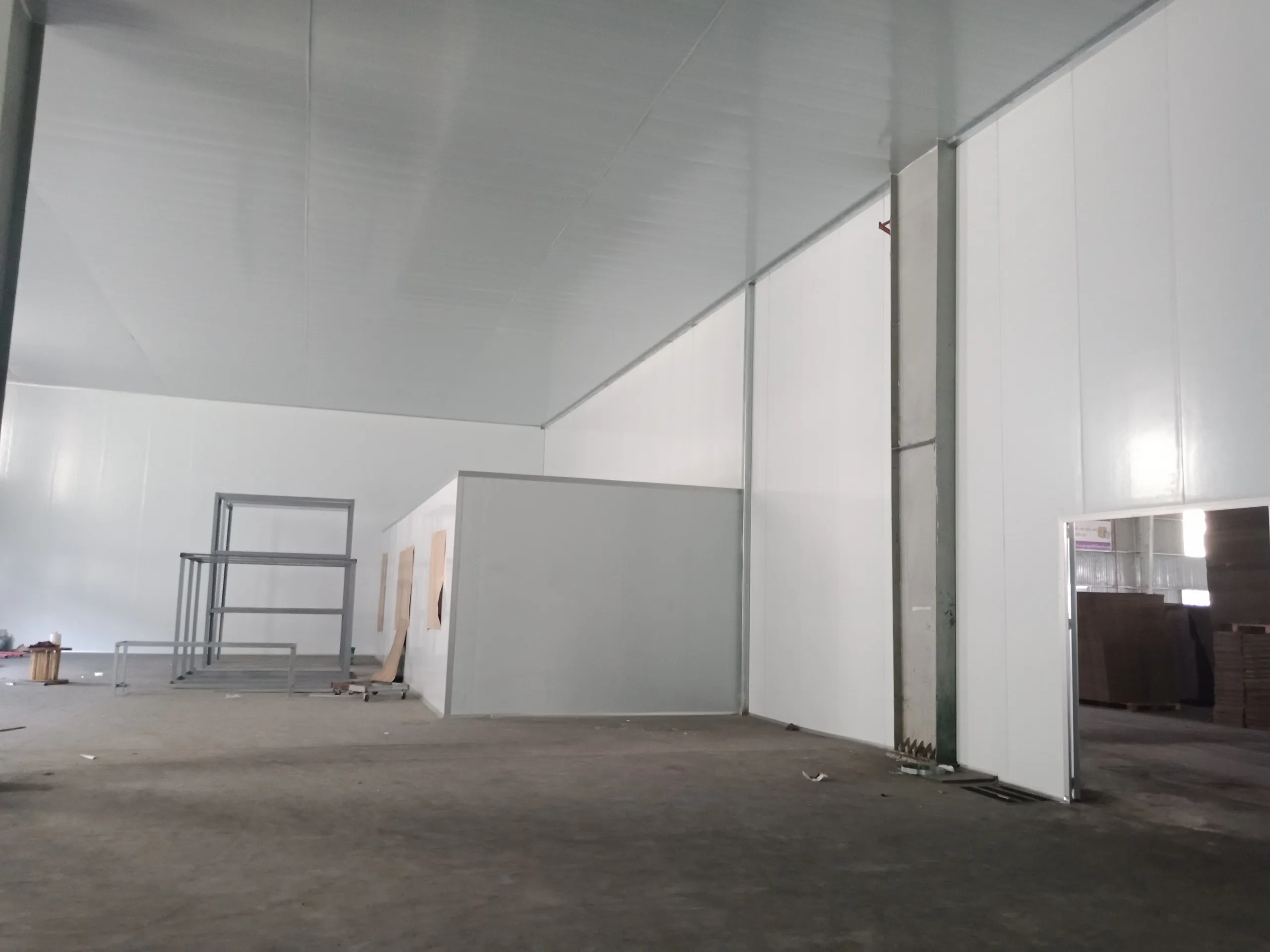 ung-dung-thuc-te-da-nganh-cua-vach-ton-xop-cach-nhiet