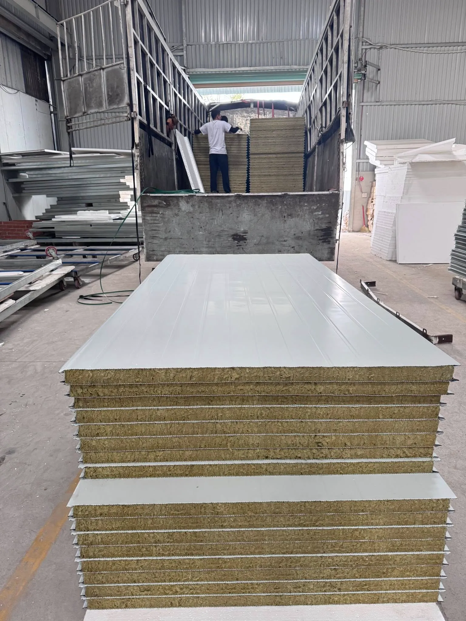 tam-panel-vach-ngoai-gia-bao-nhieu-tien-1m2