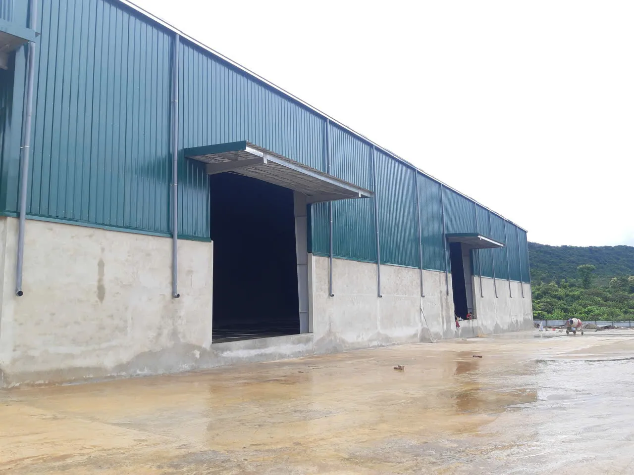 thi-cong-nha-xuong-la-gi