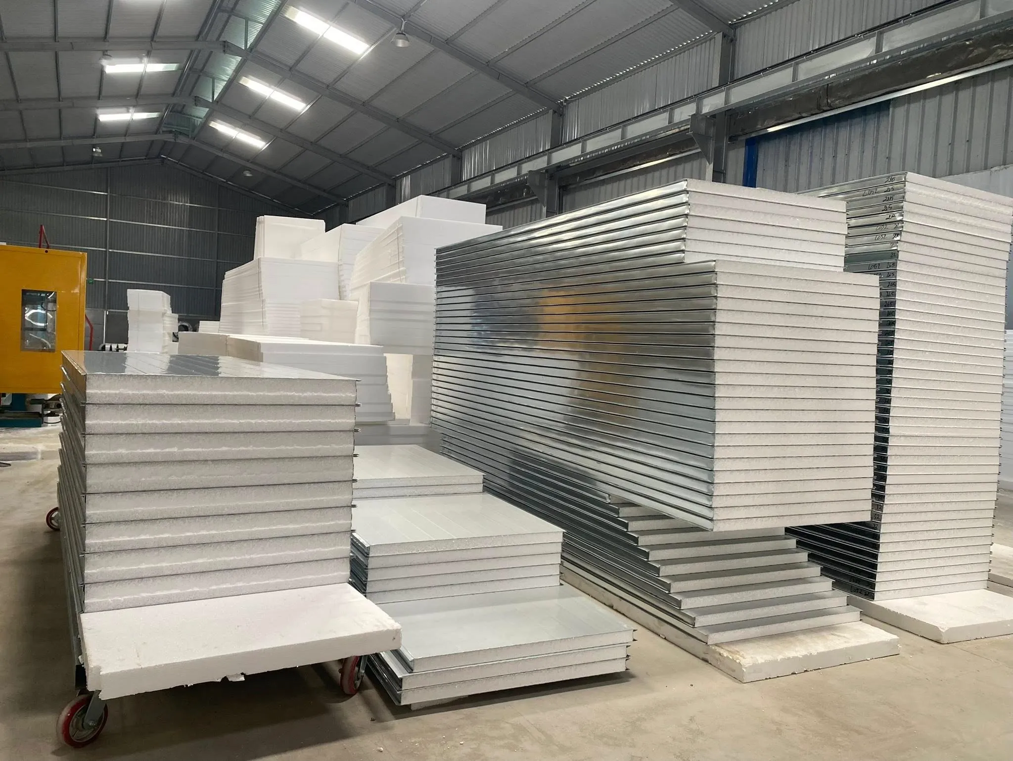 vach-panel-trong-nha-5