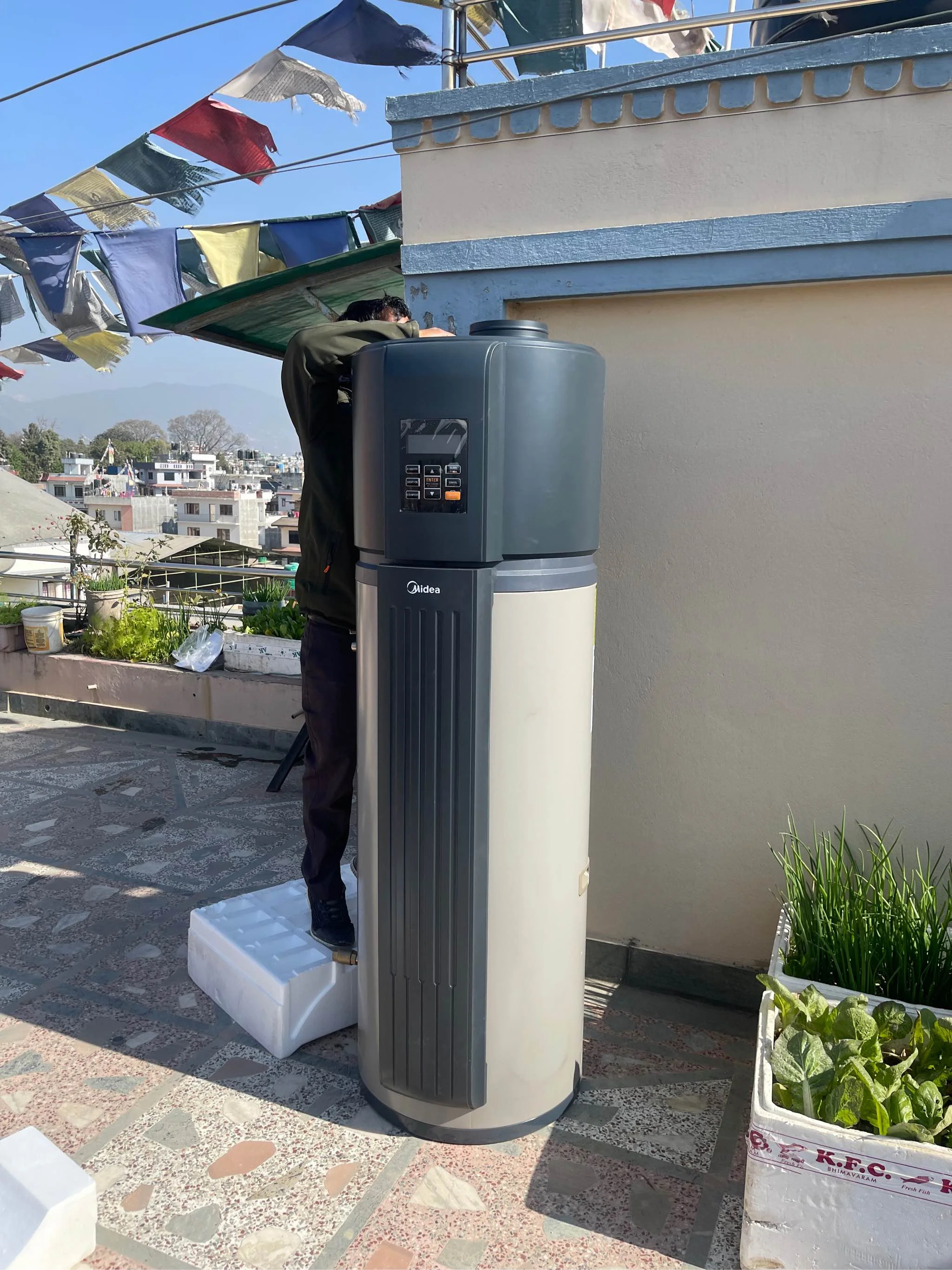 quy-trinh-thi-cong-lap-dat-heat-pump-midea-280l-chuyen-sau-tai-fdi-care