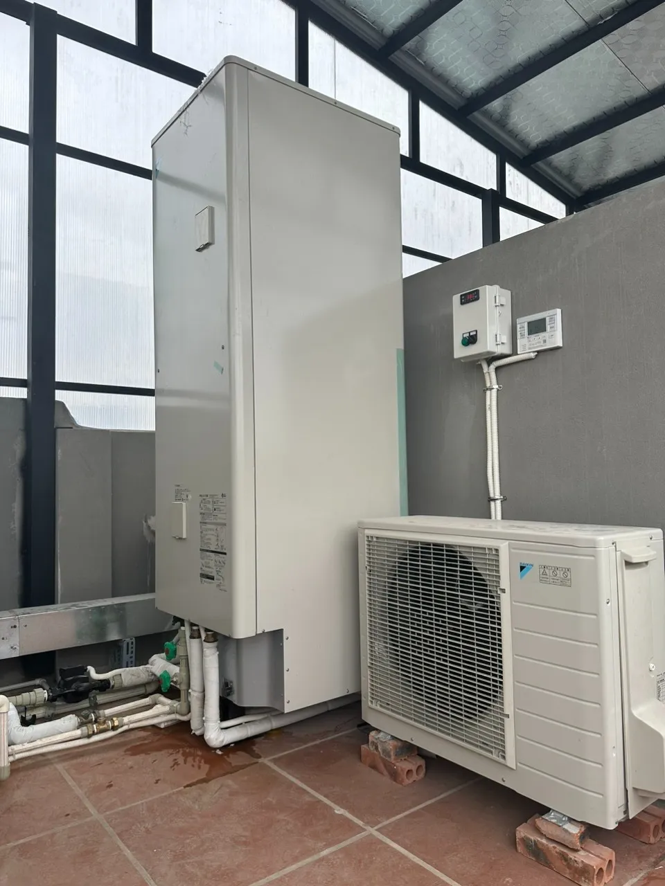 dac-diem-noi-bat-ve-chat-lieu-va-hieu-nang-van-hanh-su-ben-bi-thach-thuc-thoi-gian