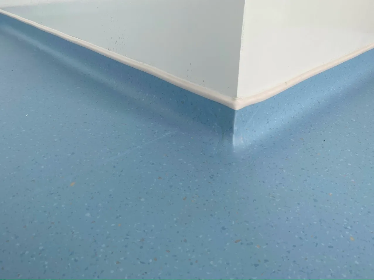 uu-diem-vuot-troi-cua-san-vinyl-dang-cuon