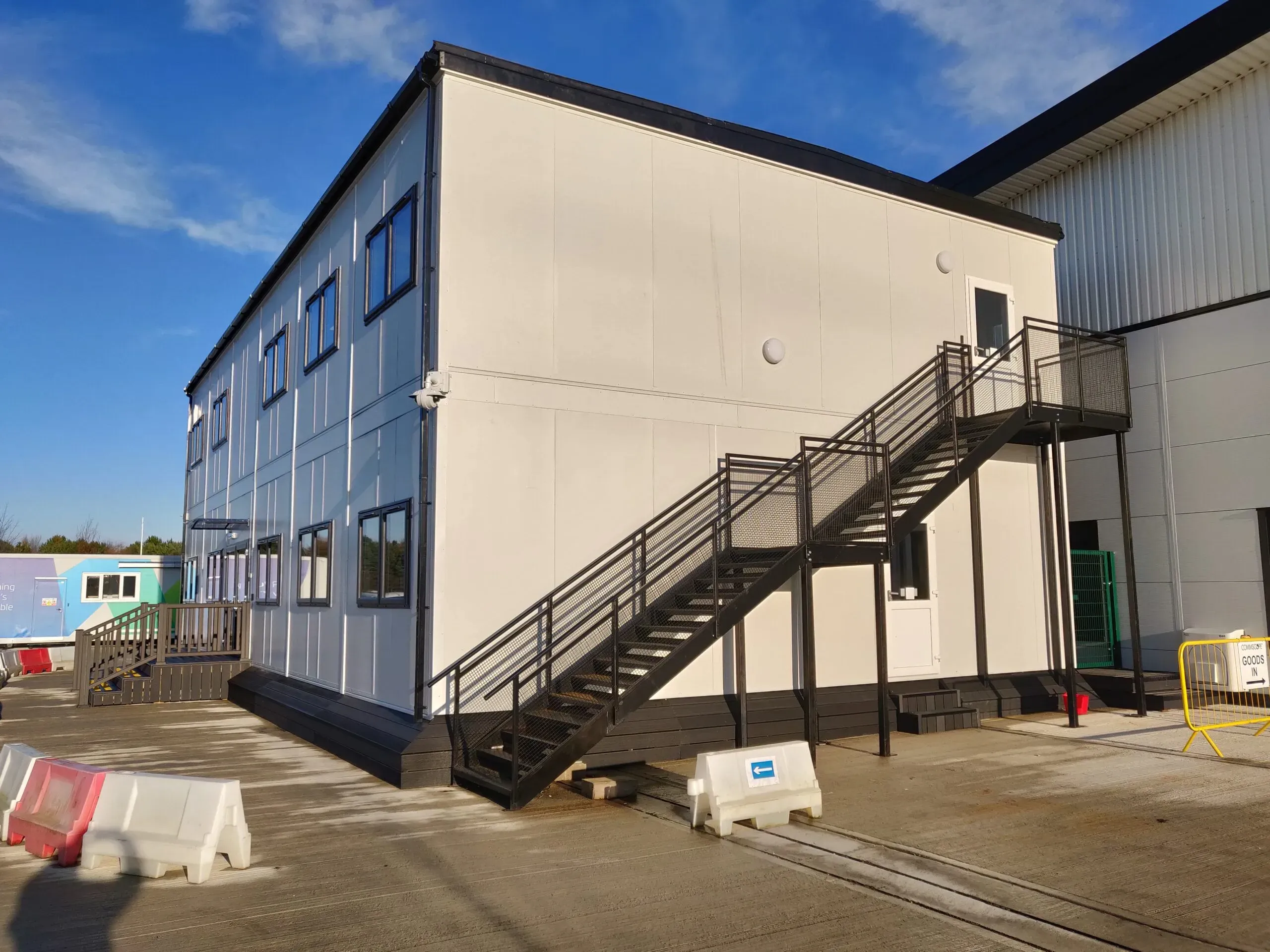 quy-trinh-thi-cong-vach-panel-cach-am-cho-van-phong-nha-may