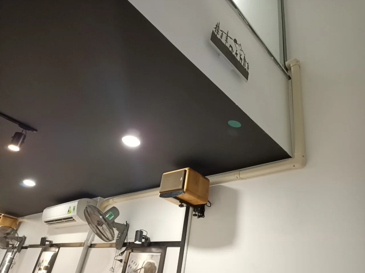 tai-sao-nen-quan-tam-den-chat-luong-trunking-nhua-dieu-hoa-truoc-khi-nhin-gia