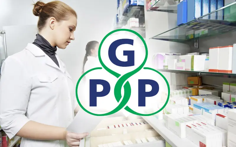Các hộp thuốc được sắp xếp ngăn nắp, ngay ngắn trên các giá kệ sạch sẽ, không để trực tiếp dưới sàn.