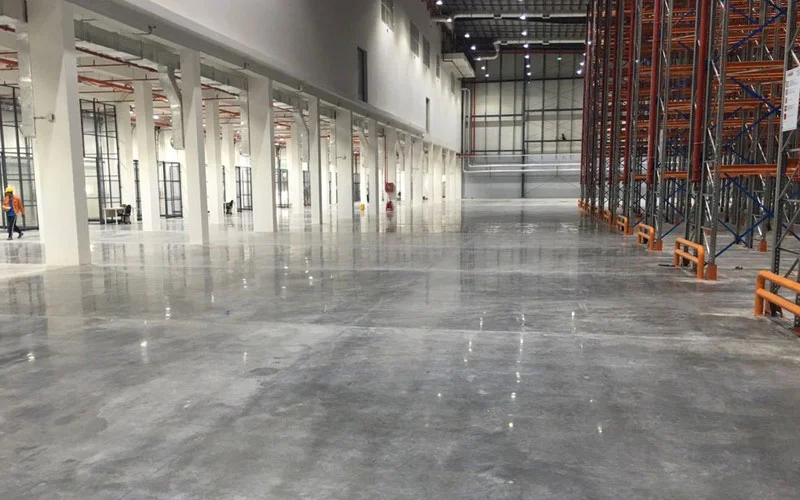 ung-dung-cua-san-epoxy-gia-be-tong