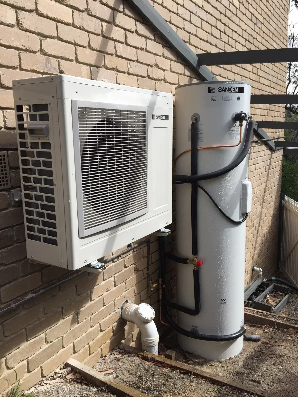 dau-hieu-canh-bao-ban-can-goi-tho-sua-chua-heat-pump-ngay