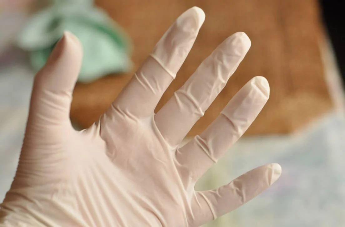 tai-sao-gang-tay-nitrile-la-ong-vua-cua-phong-sach-dien-tu