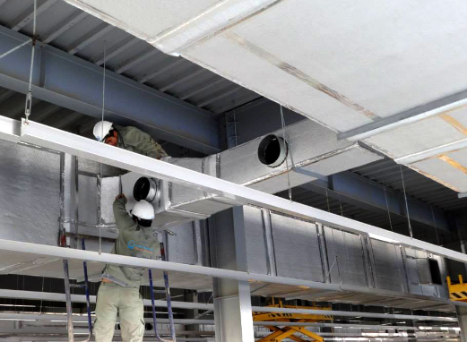 Hệ thống ống gió HVAC phức tạp đang được thi công phía trên khung trần của phòng sạch.