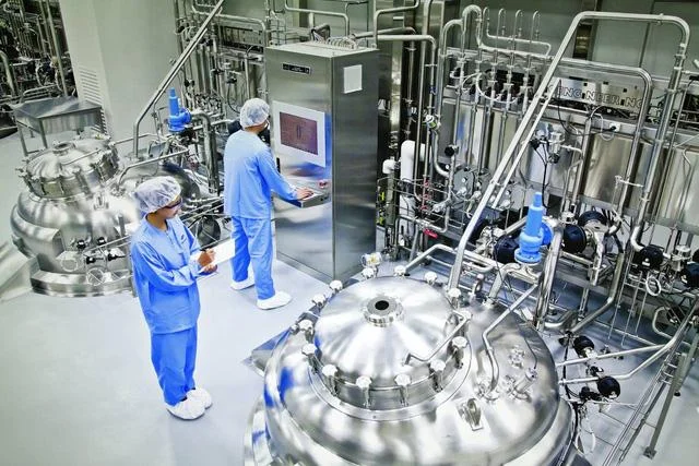 đáp ứng một hệ thống các yêu cầu khắt khe