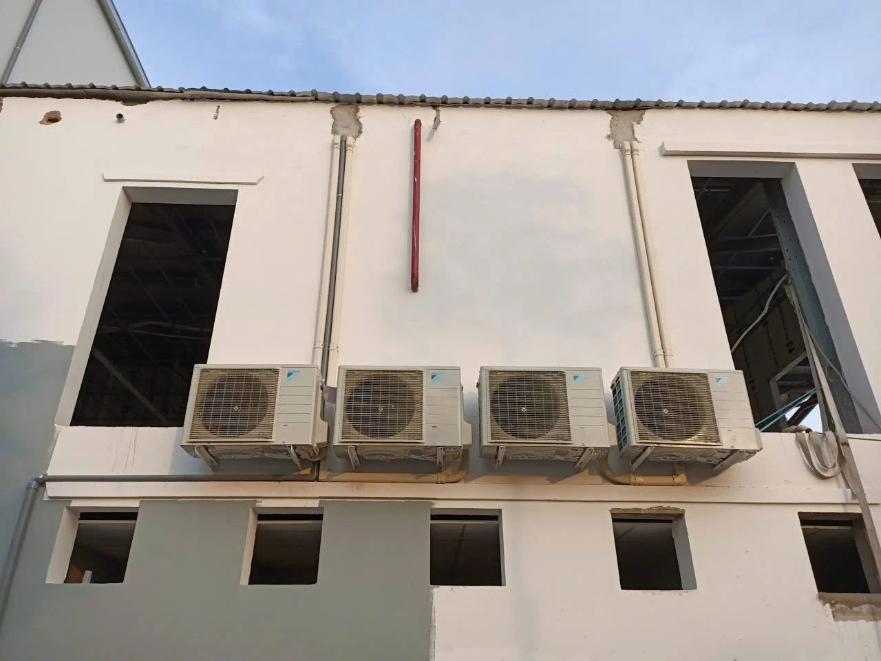 vi-sao-cac-chuyen-gia-khuyen-dung-trunking-de-bao-ve-hieu-suat-nang-luong-va-do-ben-thiet-bi